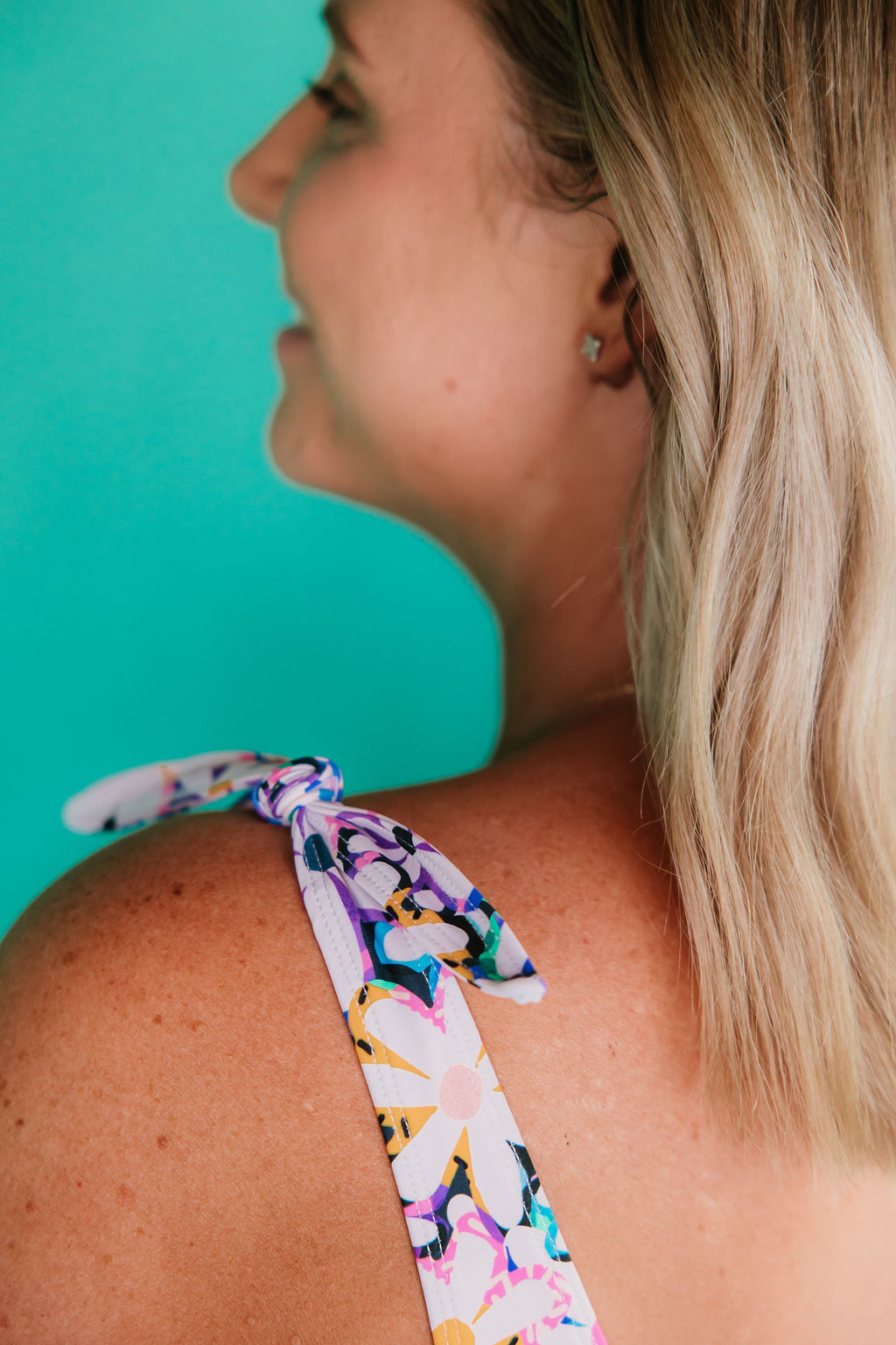 Shoulder Tie Top Dozens of Daisies